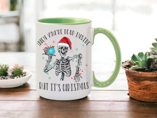 Mort à l'intérieur mais c'est Noël | Tasse de 15 oz