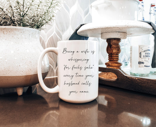 Être épouse, c'est murmurer "pour l'amour de la merde"... | Tasse en céramique de 15 oz