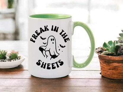 Monstre dans les draps | Tasse de 15 oz