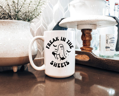 Monstre dans les draps | Tasse de 15 oz