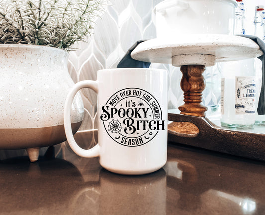 Déplacez-vous sur l'été chaud des filles, c'est la saison des Spooky Bitch | Tasse de 15 oz